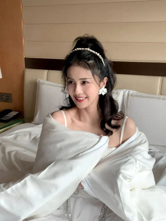 白鹿穿白色蓬蓬裙超甜美!肤白貌美性感可人