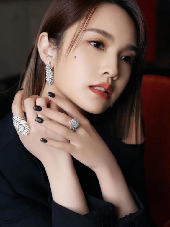 杨丞琳黑色西装简洁干练,配上渐变发色个性十足