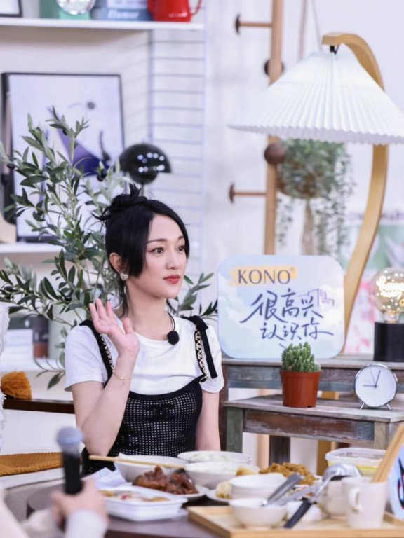 周迅T恤渔网袜造型又纯又欲,不敢相信她47岁