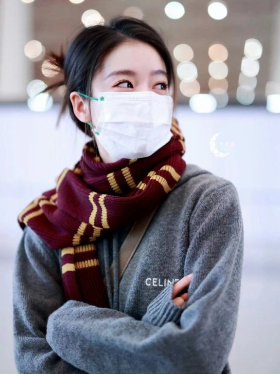 张雪迎机场街拍,穿7200卫衣配“麻袋裙”穿出了阿姨既视感