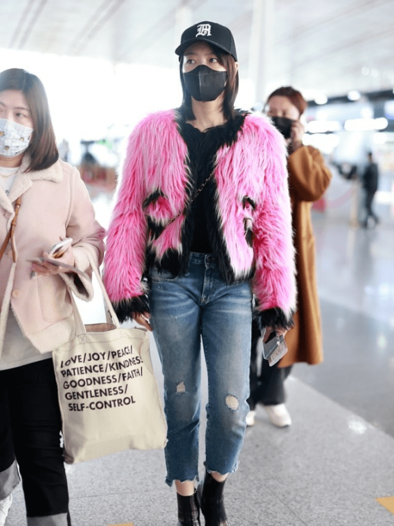 宋茜机场街拍：穿皮草像“火烈鸟”，冬天穿破洞牛仔裤让人看不懂
