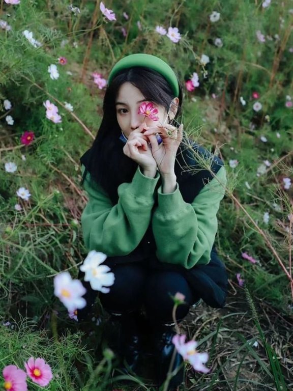 陈小纭在“花草间”叠穿绿色卫衣拍写真,大长腿吸睛力十足