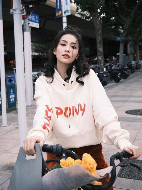 白鹿私服穿休闲卫衣穿出“港风美”,衣品越来越好了!