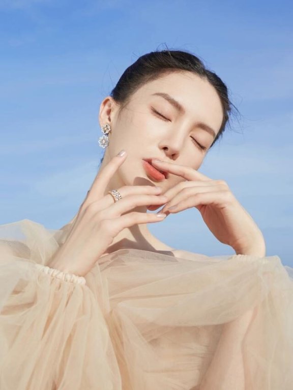 金晨穿抹胸裙出席GQ盛典,骨感身材太抢镜