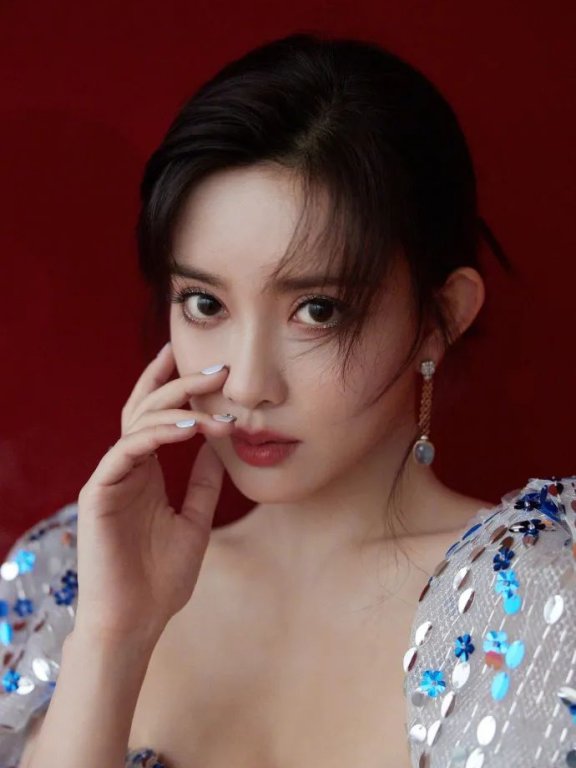 孟子义晒美艳写真大秀事业线,太性感迷人了!