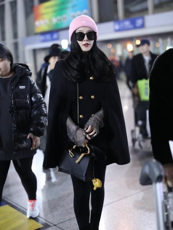 范冰冰机场街拍：薄纱内搭大衣好高级，气质没法比