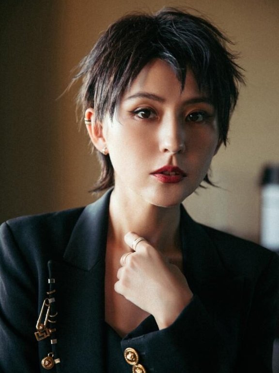 热依扎西装敞开穿露内搭,剪男生头又飒又美