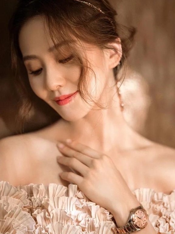 刘诗诗穿粉花抹胸裙秀香肩美背!性感甜美气质真好!