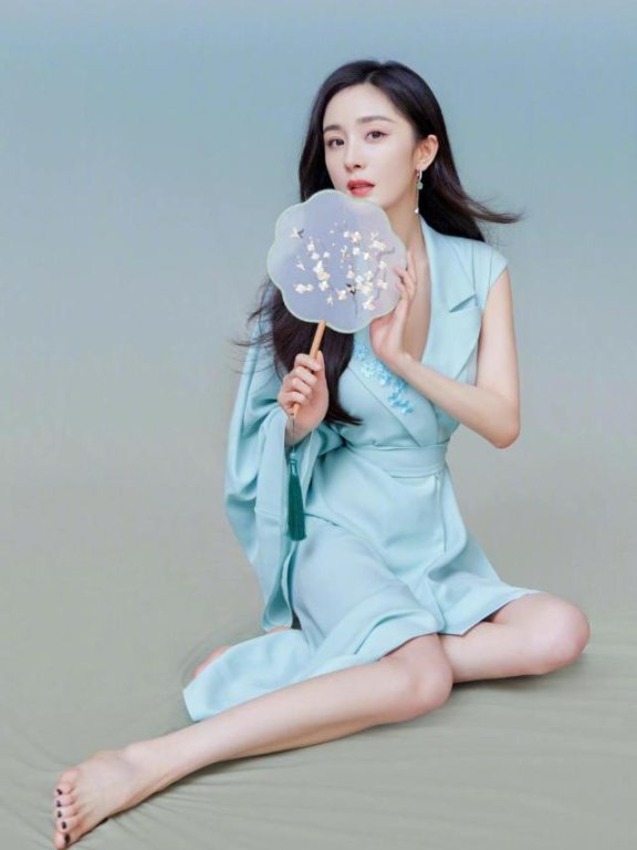 杨幂晒最新国风美妆造型,白皙光滑肤若凝脂,美腿美足女人味浓郁
