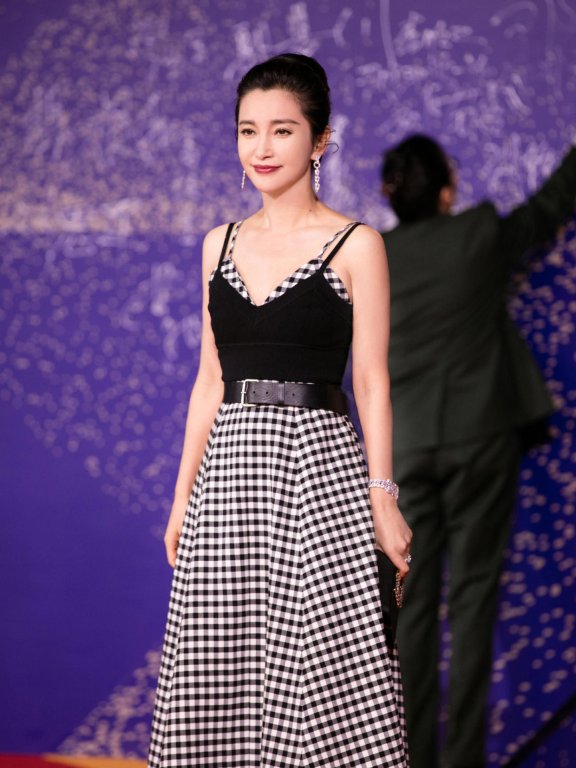 李冰冰穿黑白格纹吊带裙亮相,这哪是70后该有的状态?