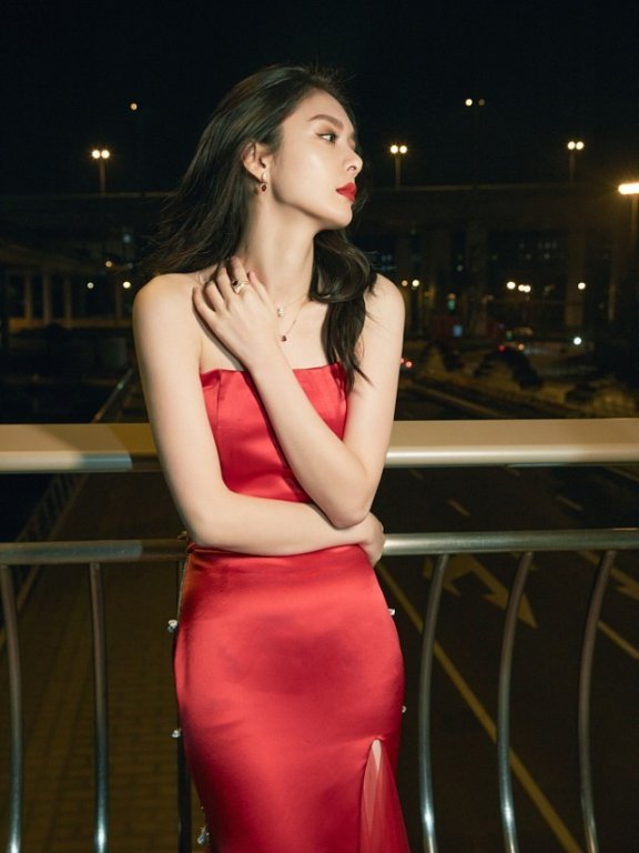 傅菁穿红色抹胸裙加身,纯欲感满满