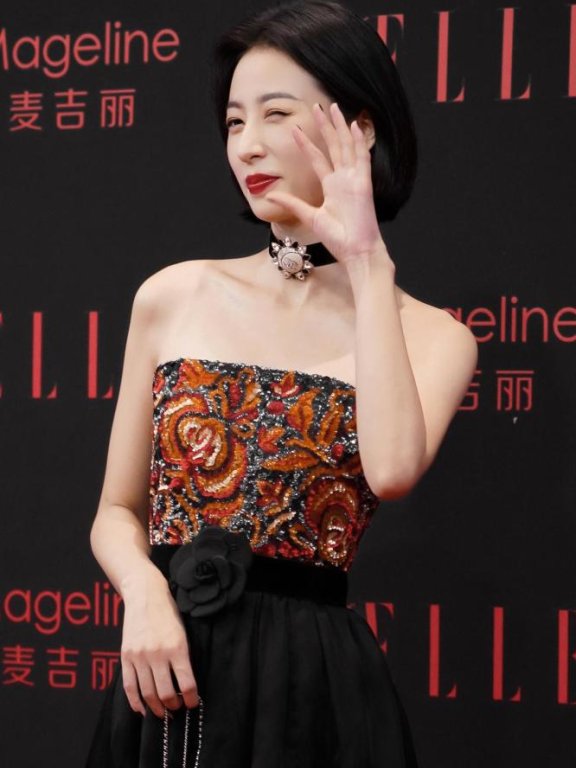 周雨彤大气长相凸显穿搭魅力,刺绣元素养眼