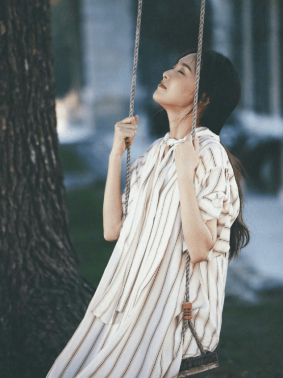 唐嫣“牧场照”成经典!衬衣搭配低马尾美得让人心动