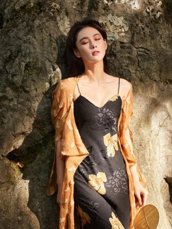张馨予晒多组性感美图!魔鬼身材性感撩人