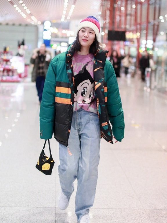 刘雯机场街拍：“粉绿”穿搭时髦可爱，卡通图案清新减龄