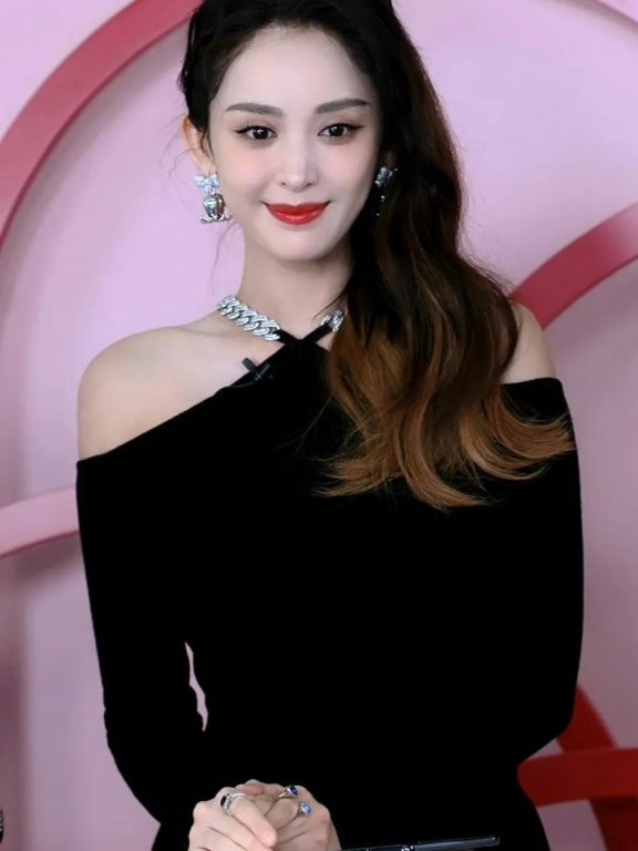古力娜扎穿纯黑长裙真美艳!展露香肩性感御姐魅力十足