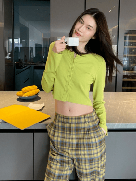 何穗穿绿色家居服厨房大秀好身材,妆容精致腿超长