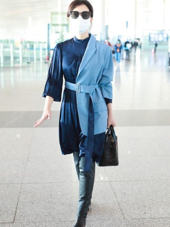 陈数机场街拍：穿西装配缎面裙优雅有气质