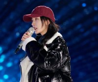 杨幂跨年穿搭彩排图曝光,黑色反光羽绒服保暖还好看