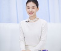 王子文穿奶白色羊绒套装,知性又有女人味