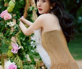 杨幂穿高叉裙硬是凹出大姐大气场,双腿又细又长