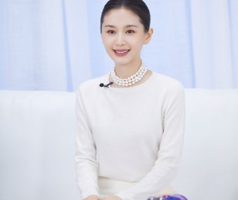 王子文穿奶白色羊绒套装,知性又有女人味