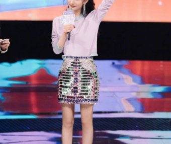 杨幂打底衫+亮片裙时尚温柔,大长腿实在抢镜
