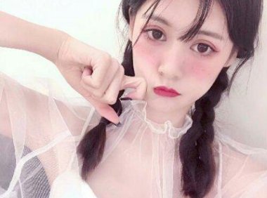 班长的手灵活的按着遥控器 他成了同学中的焦点