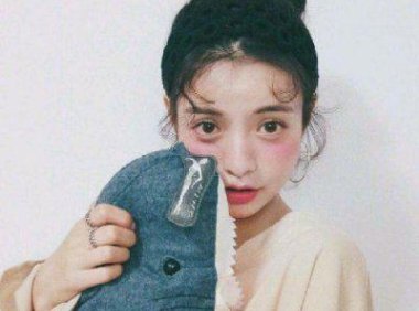 女生坐男生大腿男生有什么反应 反手就是一套组合拳