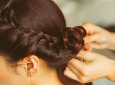 短发配什么耳环好看 卷发和超短发不一样