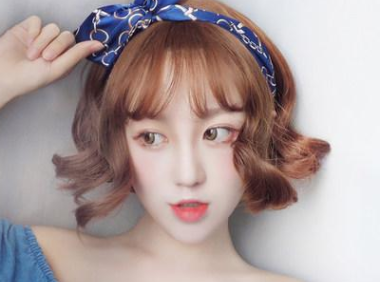 可爱卷发适合什么刘海 卷发配什么妆容好看