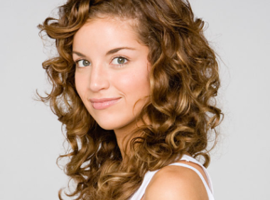 卷发是不是不能梳头 卷发造型是不是显老