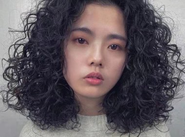 今年流行烫“巴西卷”,时尚小姐姐已留着羊毛卷发型