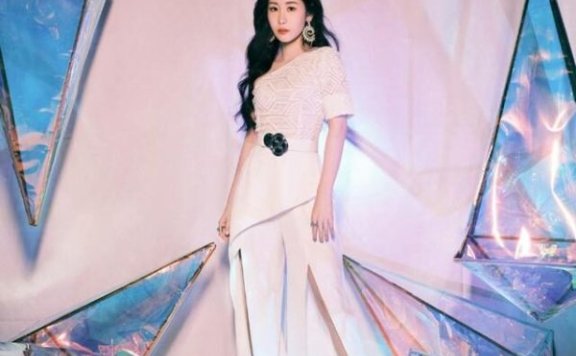 张碧晨穿斜肩裙优雅温婉,好身材让人羡慕