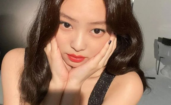 JENNIE穿小黑裙配红唇妆容！白皙香肩性感撩人