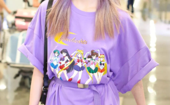 周洁琼穿亮片短上衣配包臀裙，长发披肩身材窈窕