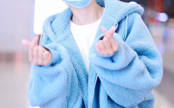 佟丽娅机场街拍：休闲裤混搭毛绒外套，个性还有范儿