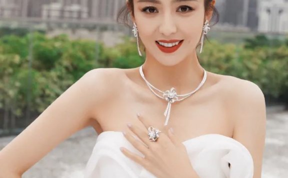 佟丽娅穿白色抹胸裙大秀香肩！魔鬼身材性感妖娆