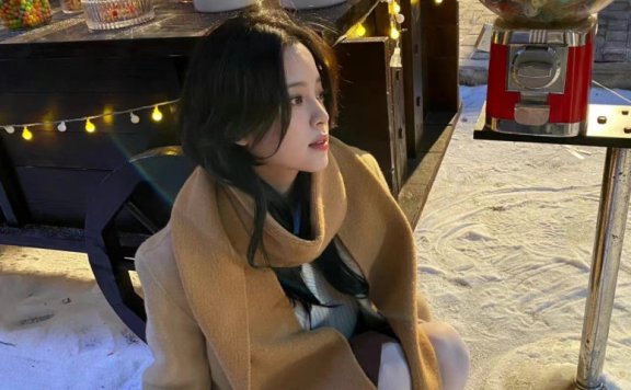 欧阳娜娜西服配奶丝袜性感又清纯，真是少女界的天花板