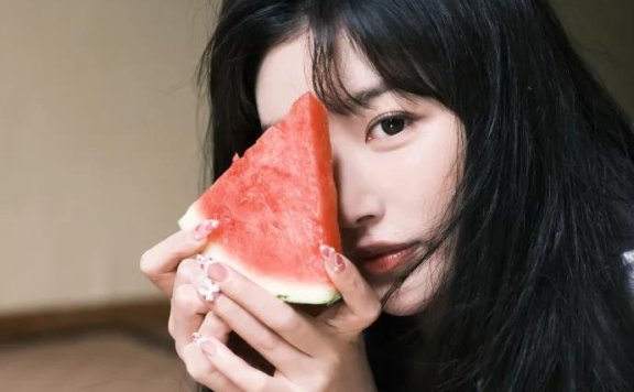 孔雪儿晒靓丽美图超妩媚!成熟妩媚,秀眸明亮