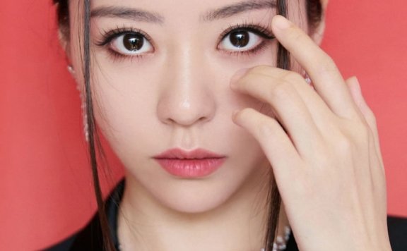 张靓颖御姐气质黑色西装冷艳高贵图片