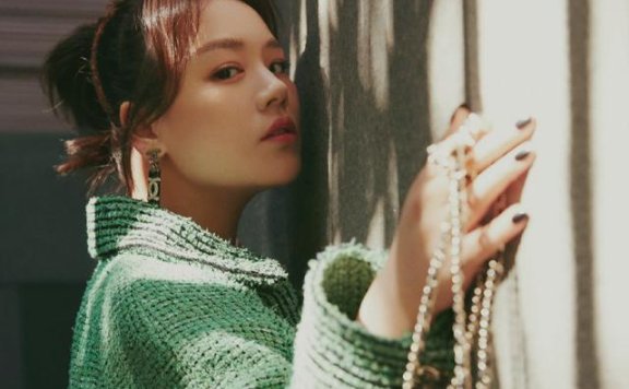 马思纯穿绿色小香风搭配牛仔裤，贵气时髦很惊艳