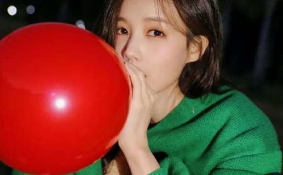 李一桐毛衣配大红色阔腿裤,慵懒随意惹人爱