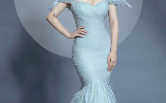 柳岩晒抹胸长裙美图大秀事业线!魔鬼身材太火辣