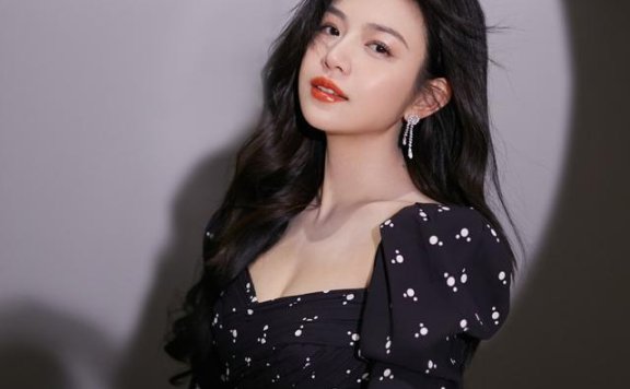 陈妍希瘦身后穿“大领口”波点裙曲线饱满,这造型真减龄