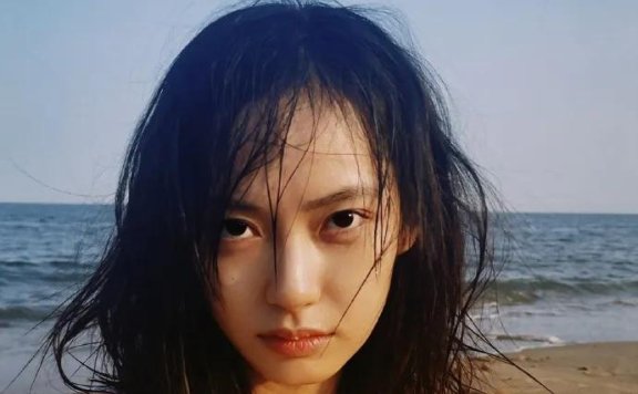 《误杀2》陈雨锶晒吊带抹胸美图！大秀白皙的香肩和胳膊