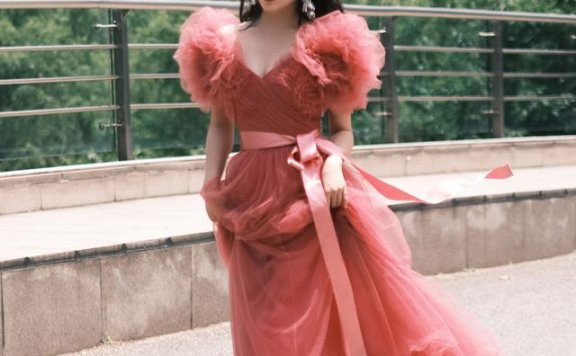 阚清子穿粉色薄纱礼服裙惊艳脱俗,真是人间绝色!