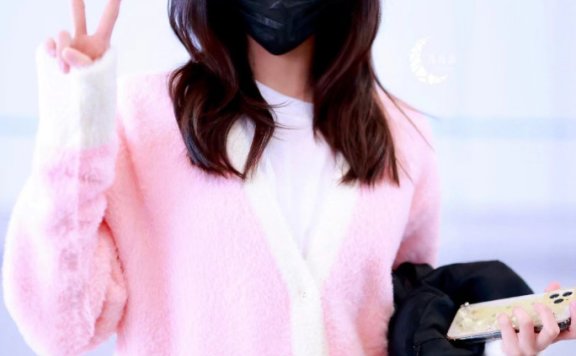 祝绪丹机场街拍:蓝粉穿搭温柔甜美,冬季氛围感满满