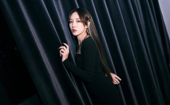 孟佳把小黑裙穿出了“凹凸感”，气质优雅魅惑迷人