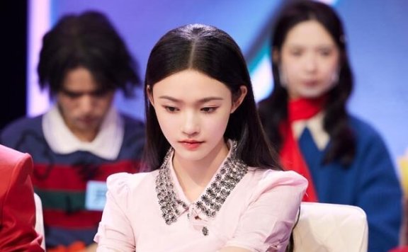 林允穿粉裙打扮似邻家女,清纯甜美好养眼